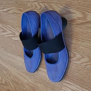 Camper Alright Pump, elastic strap, rubber heel, purple and black, suede